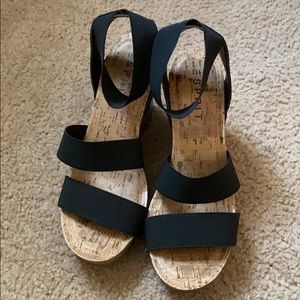 Black elastic band wedges